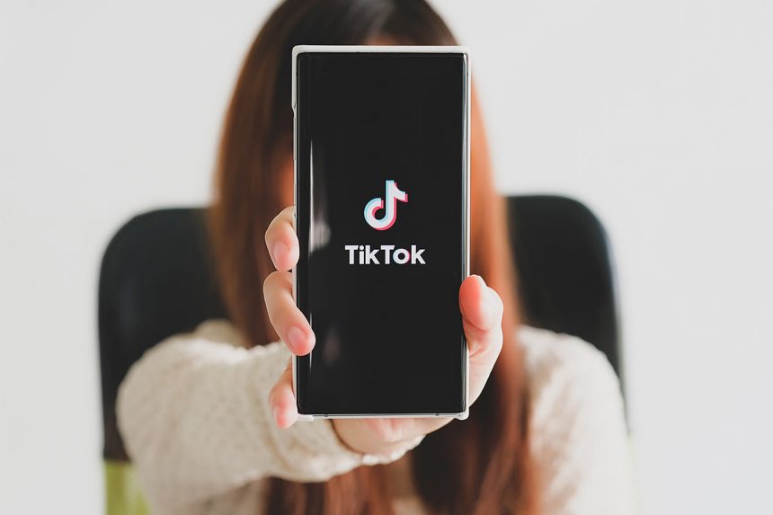 Comment TikTok affecte les jeunes : effets positifs et négatifs